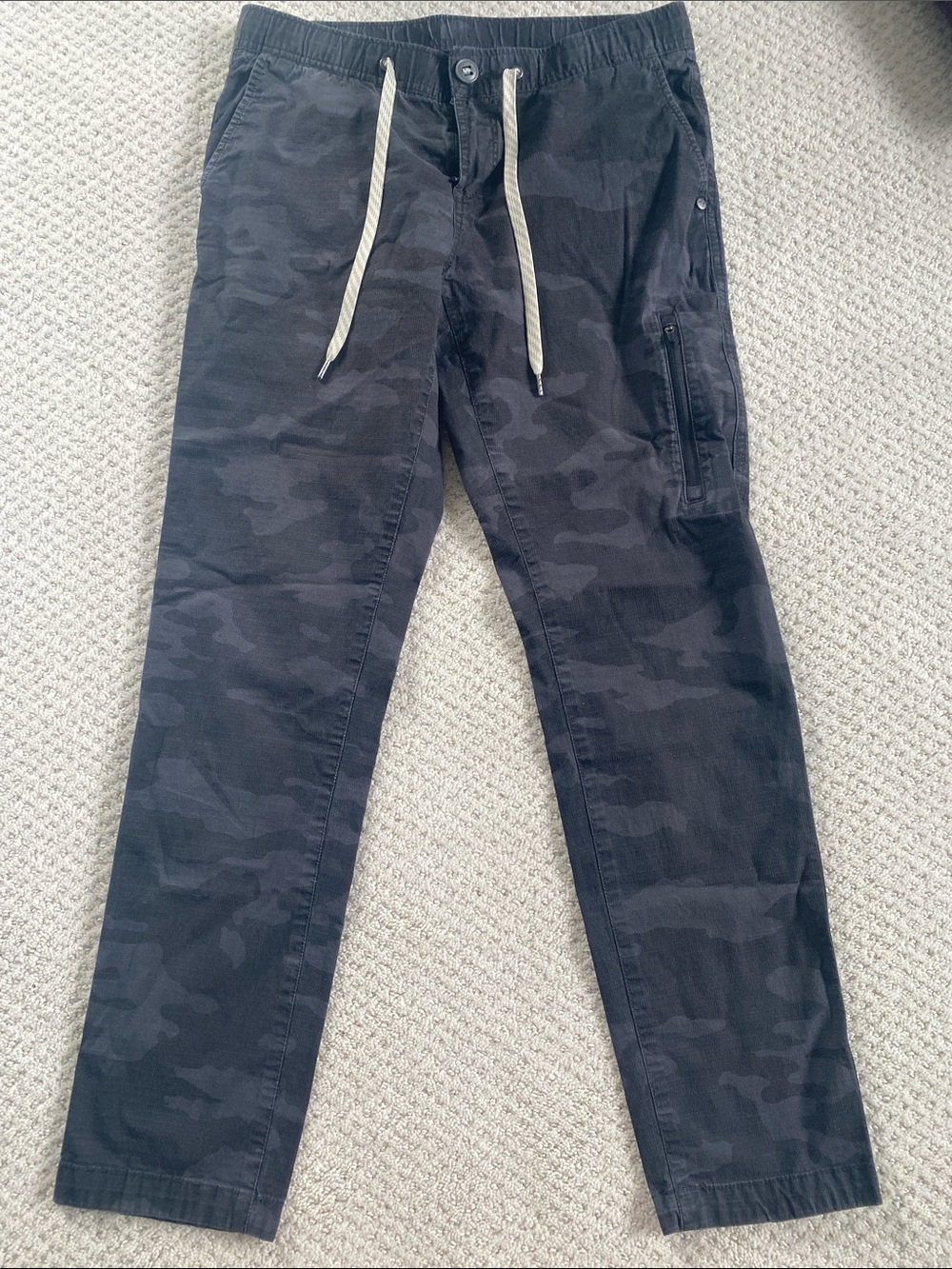 Vuori Women’s Black Camo Ripstop Pants, size small